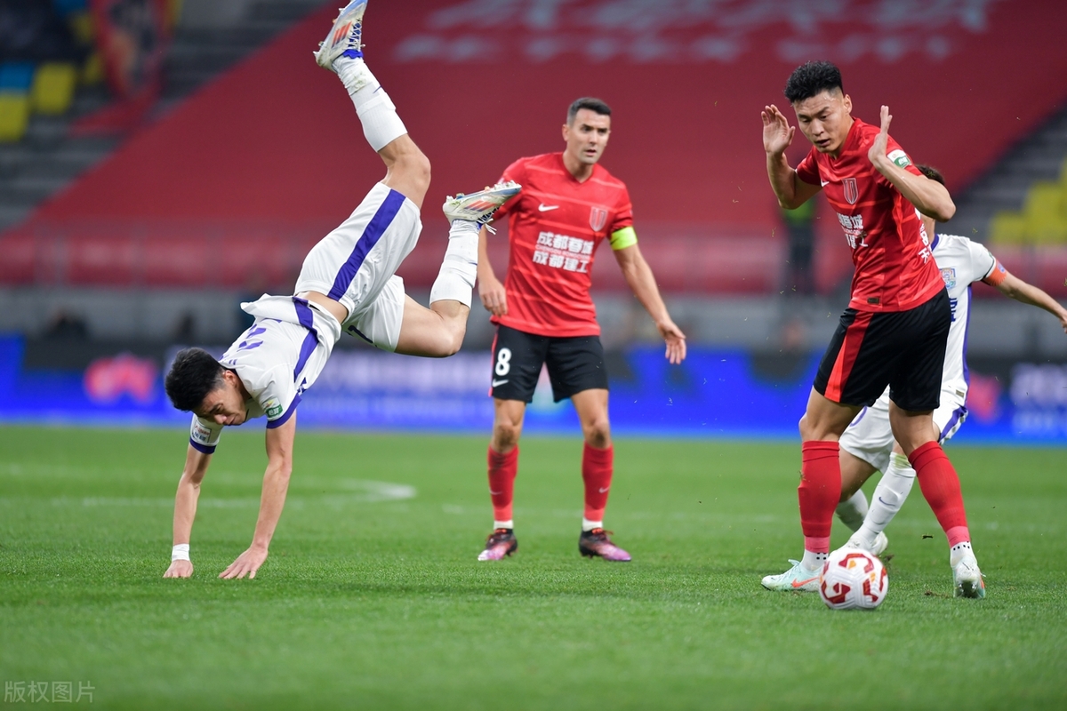 关键时刻突围战来临,成都蓉城围绕欧超杯强势反弹,话题不断,更衣室氛围转暖 关键时刻突围战来临,成都蓉城围绕欧超杯强势反弹,话题不断,更衣室氛围转暖